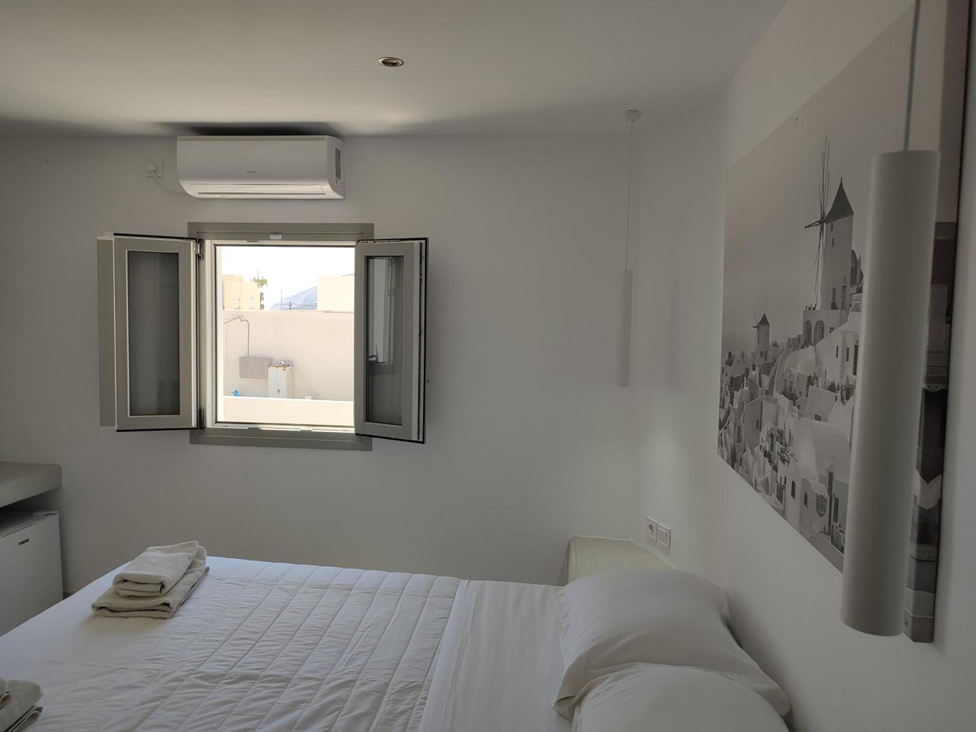 Central Santorini Serenity Rooms Fira  Esterno foto